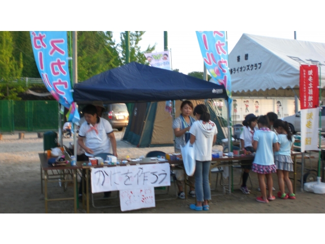 カニのクラフトを子供たちへ教えました。