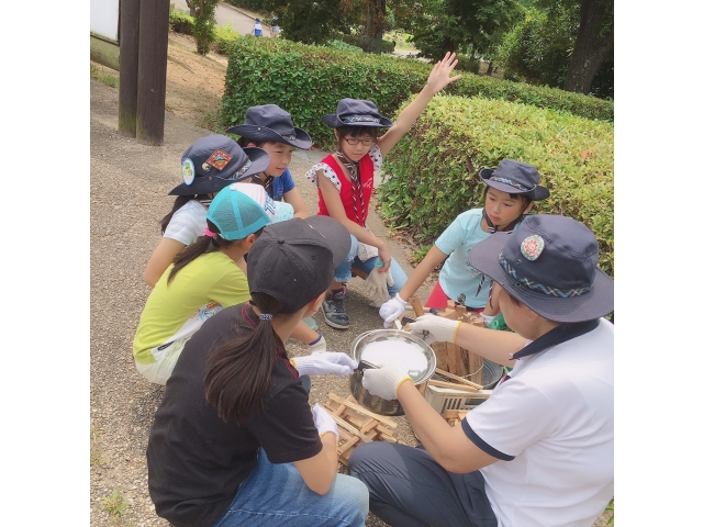 ジュニア（４～６年生）火起こしに挑戦。先ずは」薪の種類、薪の組み方、火のつけ方を学びます。