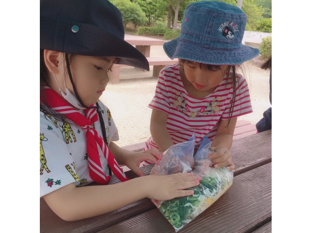 餃子の具がよく混ざるように、真剣に！