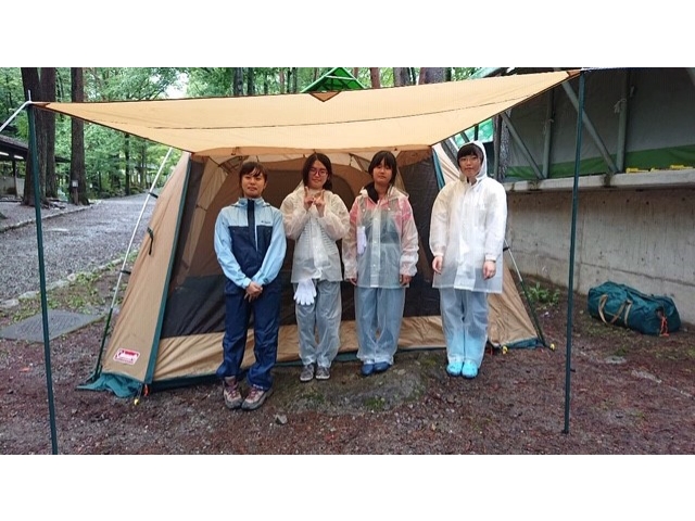 小雨の中、シニアとレンジャーはテントを張りました！