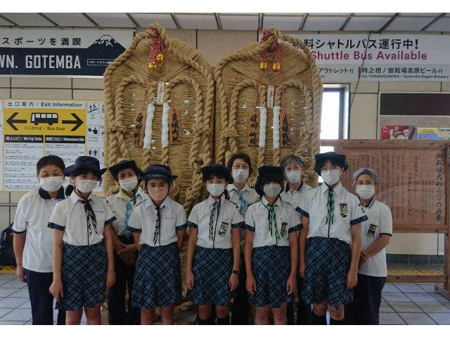 御殿場駅に到着！わらじ祭りの大わらじが展示してありました。