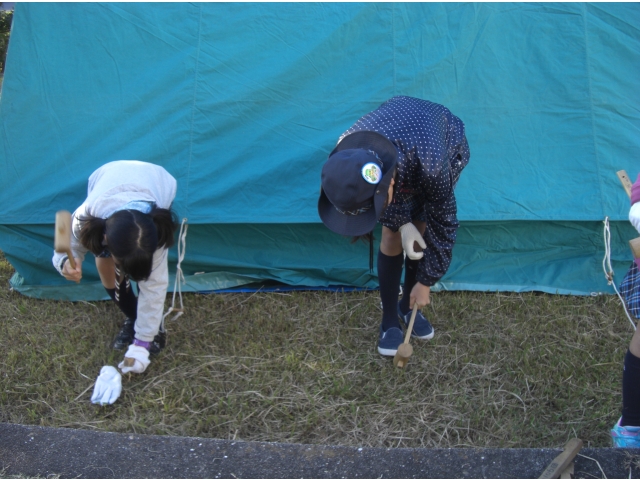 まずはテント張りから