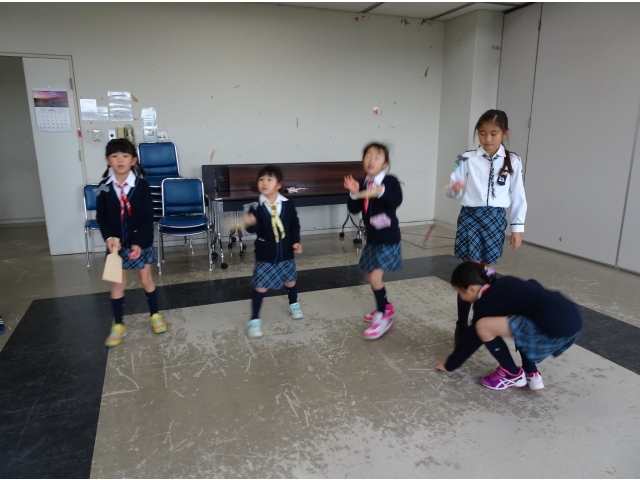 あいにく雨模様で、
室内で1人羽子板。