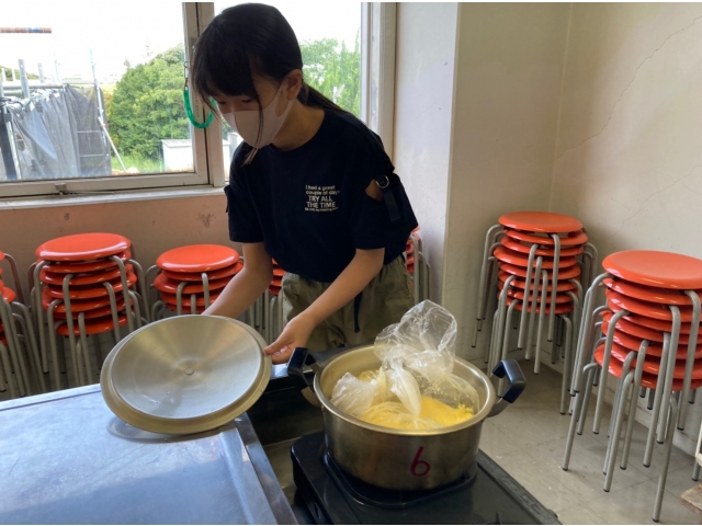 かまどでご飯、オムレツは料理室で練習。