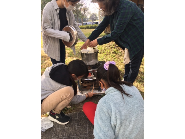 耐熱性の袋に入れて茹でます。