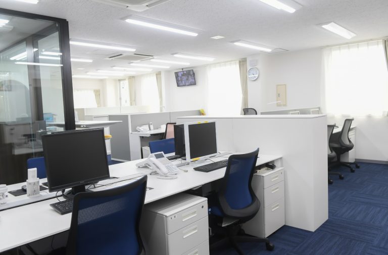 白をメインに明るい事務室場所によって椅子の色を変えています。